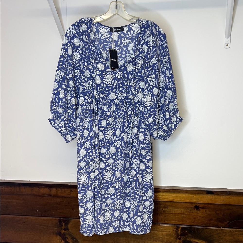 NWT Amazon Miduo Blue and White Floral 3/4 Sleeve Dress- M